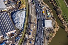 Het dek van de verdiepte ligging op de voorbouwlocatie van boven